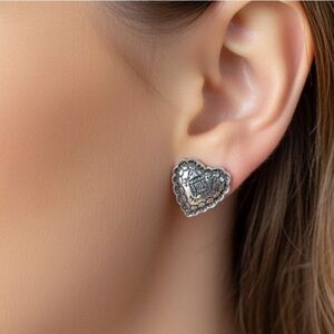NEW Vintage style Heart stud Earrings Antique Silver color Boutique